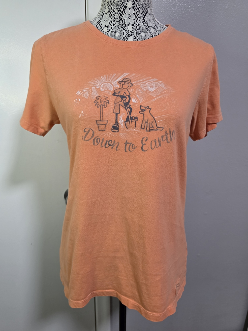 Life is Good Crusher Tee Women's Medium Down to Earth Gardening Dog Orange